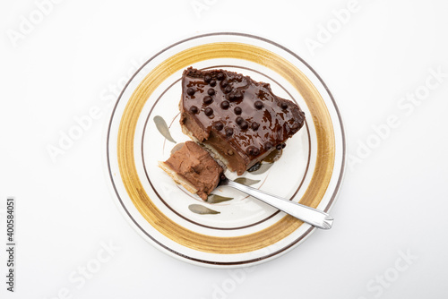 un morceau de flan au chocolat dans une assiette