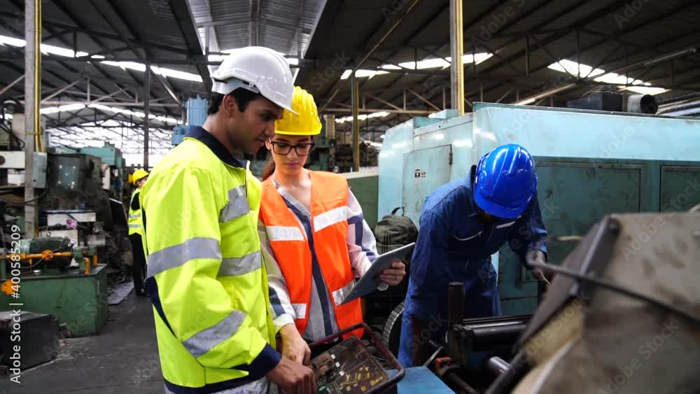 Staff or technicians are checking the operation of the old machine via the remote. Staff or technicians are checking the operation of the old machine via the remote.