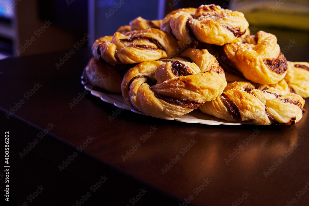 Shells with chocolate and icing sugar