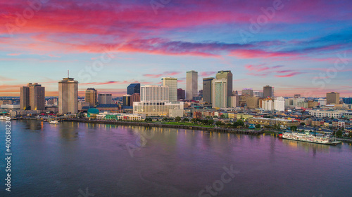 Платно New Orleans, Louisiana, USA Downtown Drone Skyline Aerial