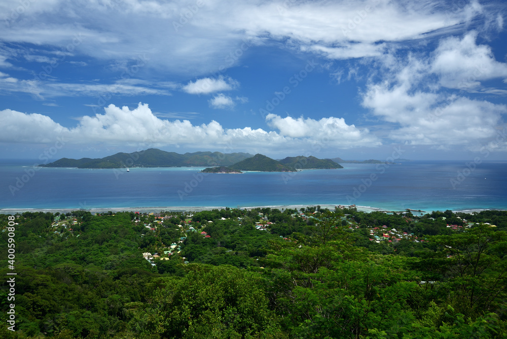 Blick von der Seychelleninsel La Digue nach Praslin Blick von der Seychelleninsel La Digue nach Praslin