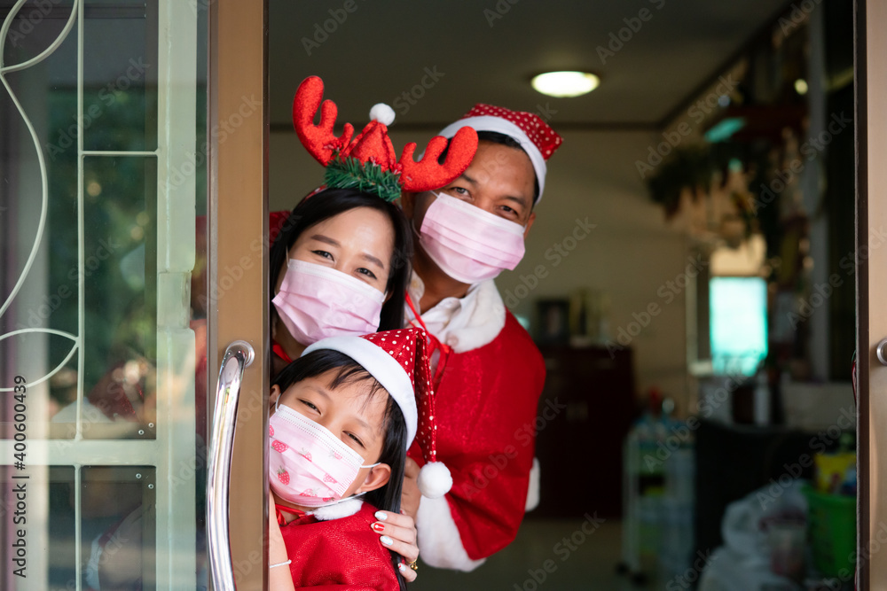 Φωτογραφία Happy asian family daughter mother and father wearing face mask in christmas day