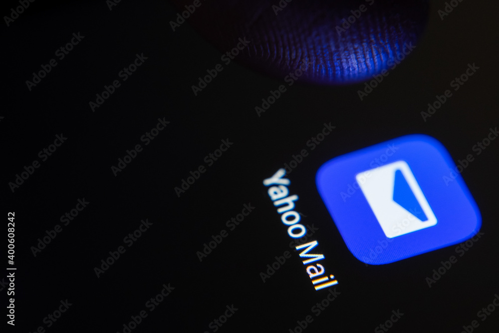 Foto de Yahoo mail app icon on the smartphone screen and finger ...