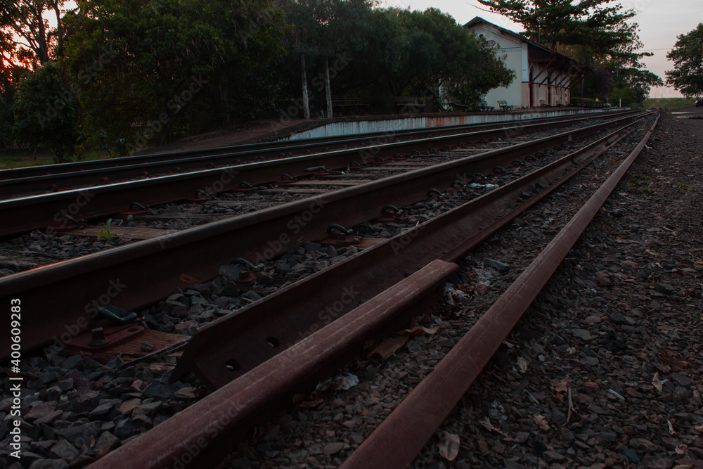 Fototapeta premium Vamos renovar nossas valiosas ferrovias
