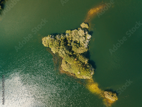Tablou canvas Aerial drone shot of the top-down view of the small islands on the lake