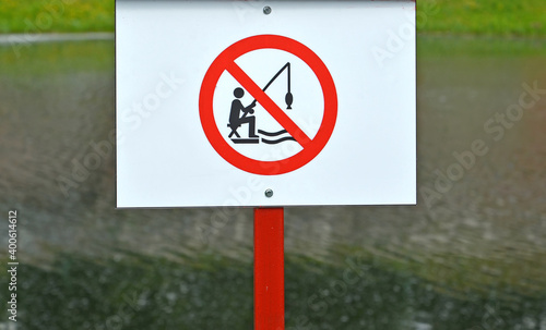 Sign "It is forbidden to fish" against the background of the reservoir