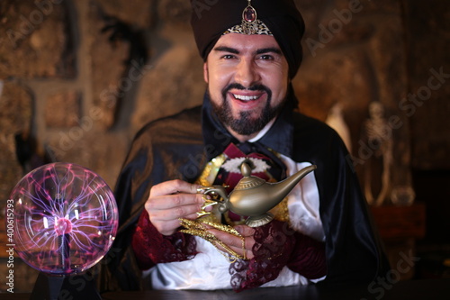 Bild auf Leinwand Amazing man holding genie lamp