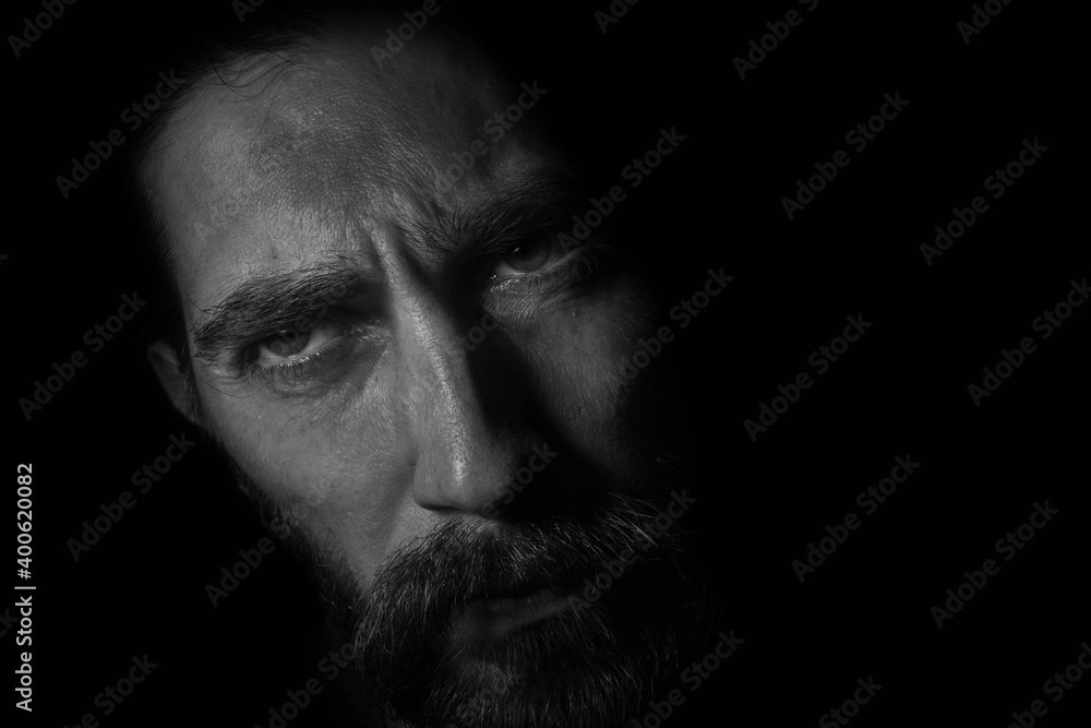 rostro en primer plano en blanco y negro en fondo negro oscuro rostro en primer plano en blanco y negro en fondo negro oscuro
