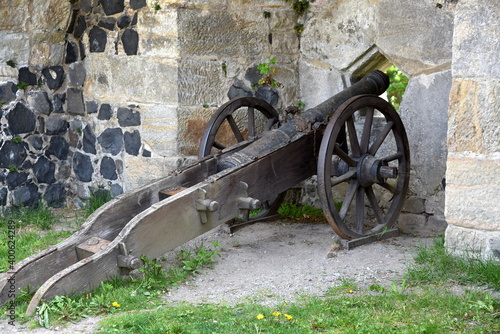 Historische Kanone vor fünfeckiger Schießanlage auf Burg Stolpen photo