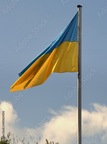 Blau-gelbe Fahne der Stadt Stolpen auf dem Siebenspitzenturm von Burg Stolpen