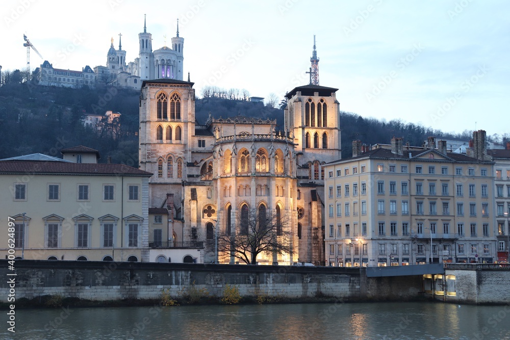 La cathédrale Saint Jean et la basilique de Fourvière à Lyon le long de la rivière Saône le soir, ville de Lyon, département du Rhône, France