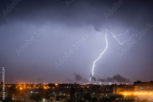 rayo sobre ciudad de córdoba argentina noche de tormenta diciembre 2020