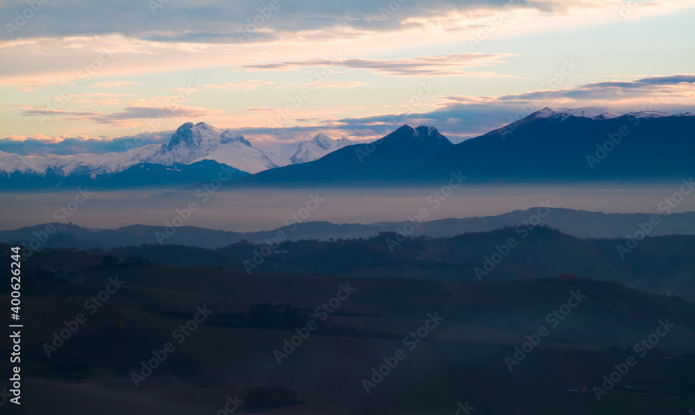 Montagne innevate degli Appennini in un luminoso tramonto invernale