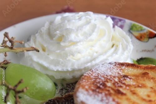 vanilla cream with grapes