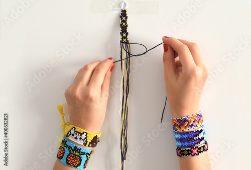 Fotografie Process of weaving knot for DIY friendship bracelet