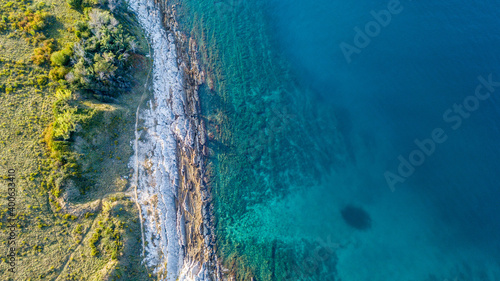 Drohnenaufnahme am Strand aus Stein am Meer in Istrien in Kroatien