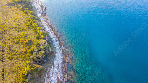 Drohnenaufnahme am Strand aus Stein am Meer in Kroatien