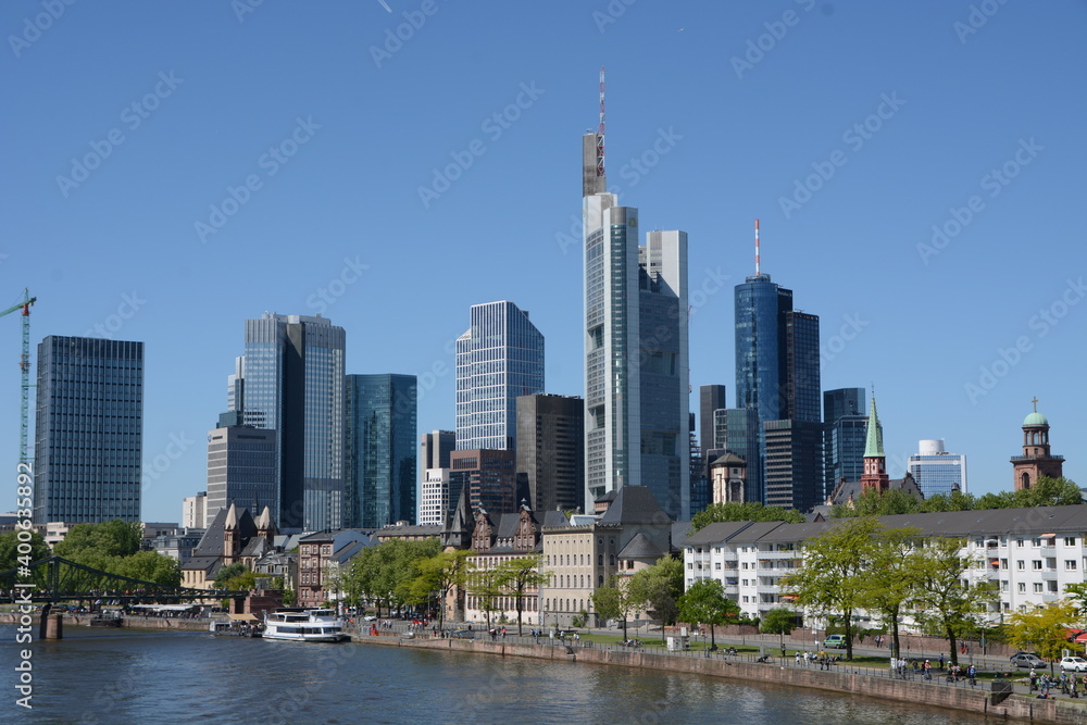 Obraz premium View on Frankfurts Skyline, seen from a bridge over the river Main