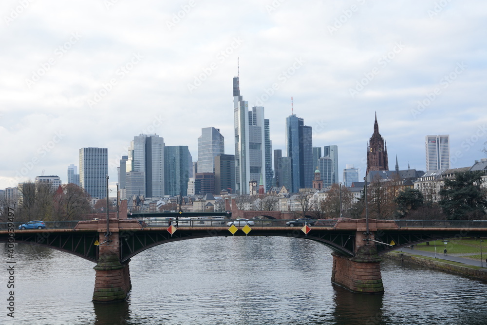 Obraz premium View on Frankfurts Skyline, seen from a bridge over the river Main