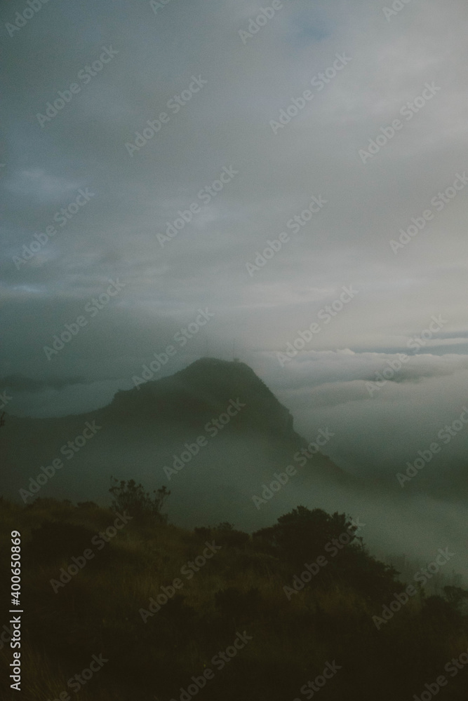 montaña rodeada por nubes montaña rodeada por nubes