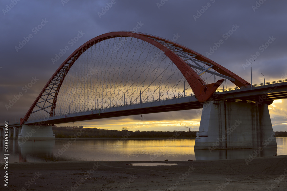 Obraz premium Bugrinskij bridge across the Ob river on the Golden dawn