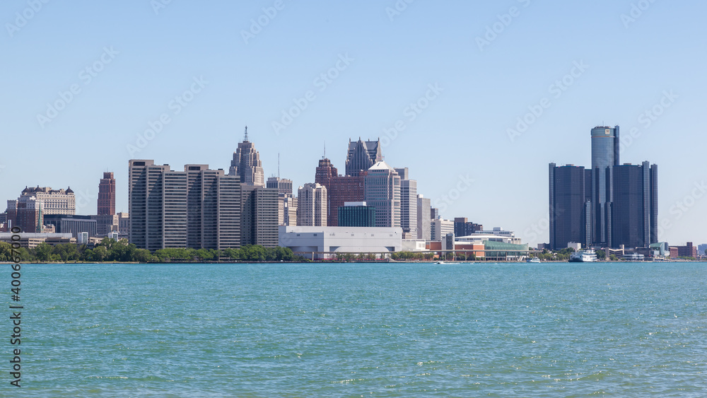 Fototapeta premium DETROIT, USA - JUNE 17, 2016: A view of the skyline of Detroit, Michigan from Riverfront Trail, Windsor, Ontario, Canada
