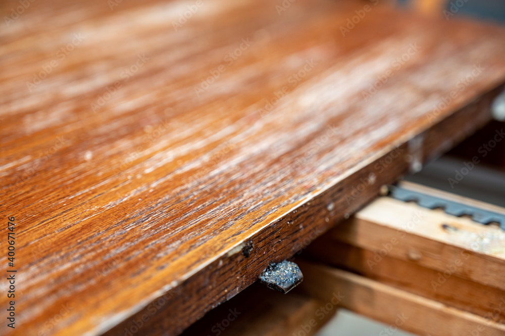 Selective focus on mechanism and gap for adding an additional leaf to an expandable kitchen table