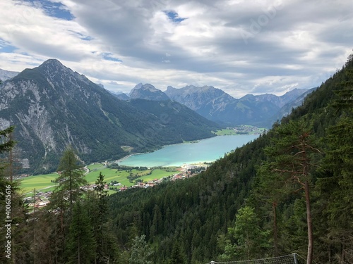 Achensee Tirol Österreich, Blick vom Rofan nach Maurach und das Karwendel im Herbst