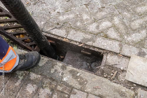 Φωτογραφία suction from street floor drain