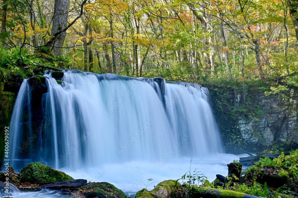 Obraz premium 奥入瀬渓流にある紅葉に包まれた晩秋の銚子大滝の情景@青森