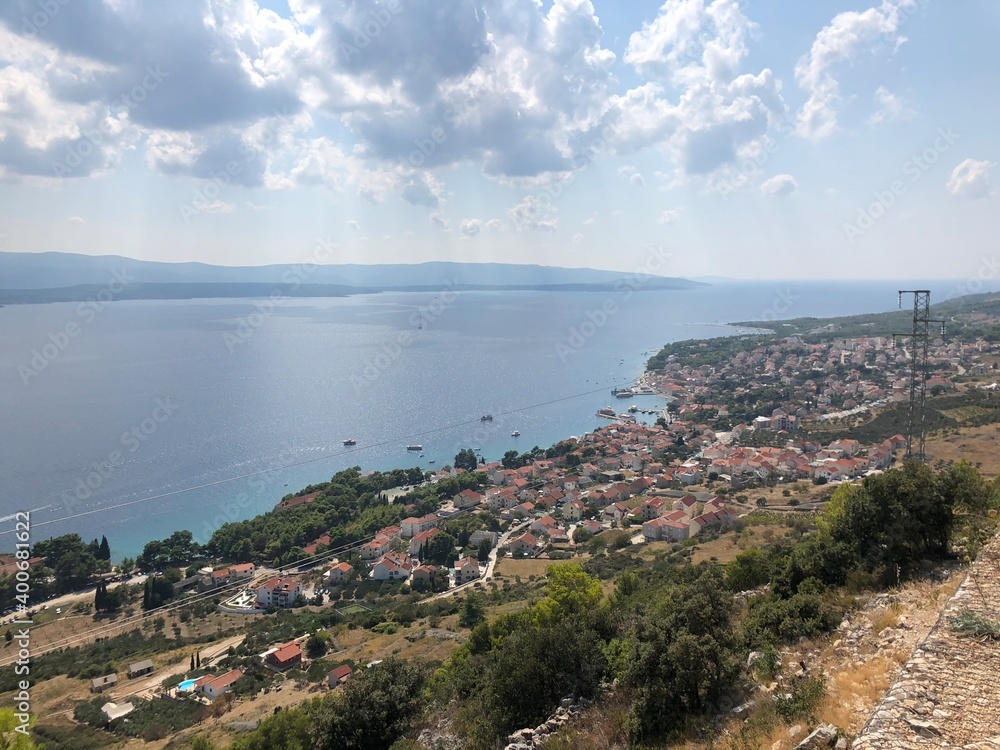 Fototapeta premium Bol Brac Dalmatien Kroatien Adia Mittelmeer - Blick von den Bergen Richtung Stadt und Meer, gegenüber die Insel Hvar
