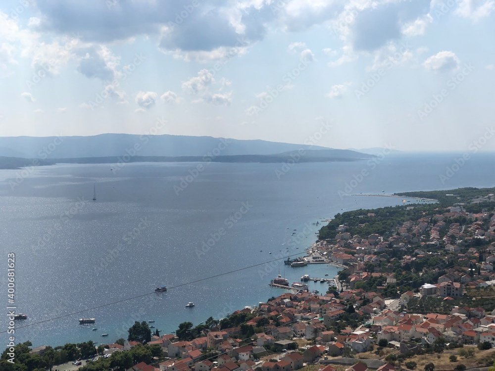 Fototapeta premium Bol Brac Dalmatien Kroatien Adia Mittelmeer - Blick von den Bergen Richtung Stadt und Meer, gegenüber die Insel Hvar