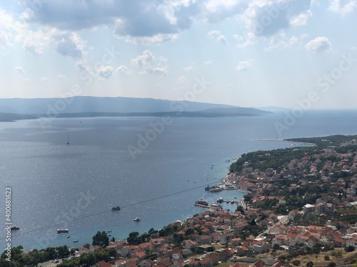 Bol Brac Dalmatien Kroatien Adia Mittelmeer - Blick von den Bergen Richtung Stadt und Meer, gegenüber die Insel Hvar