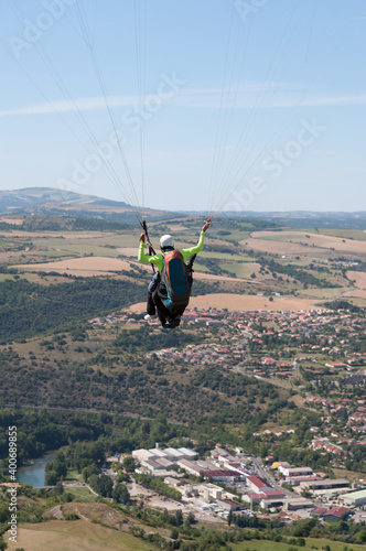 Parapentiste dans le ciel Aveyronnais au dessus du viaduc de Millau. 