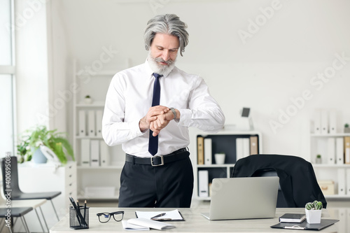 Senior businessman working ...