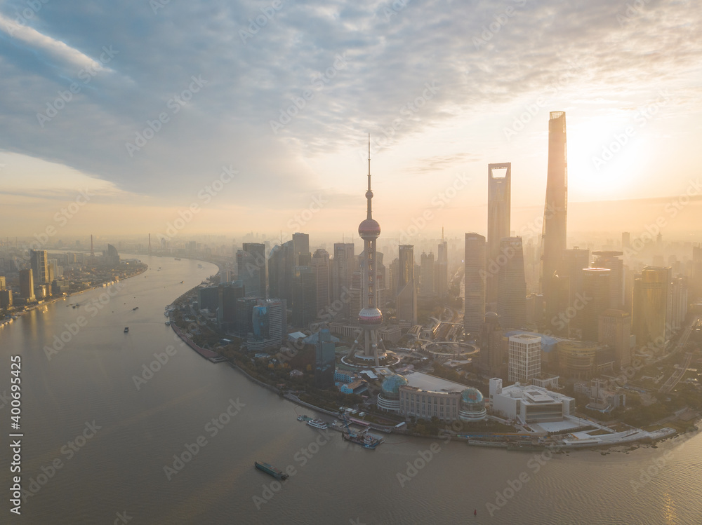 Obraz premium Aerial view of the sunrise in Lujiazui, the financial district in Shanghai, China.