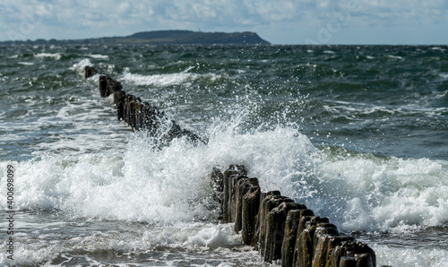 Wellenbrecher an der Ostseeküste auf der Insel Rügen, Deutschland