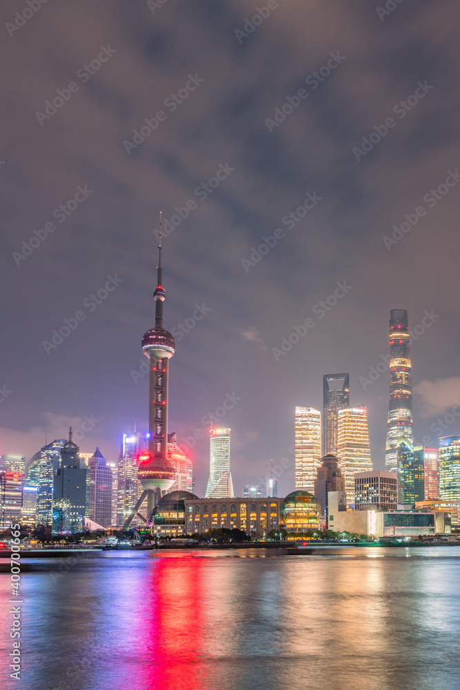 Fototapeta premium Night view of Lujiazui, the financial district and modern skyline in Shanghai, China.