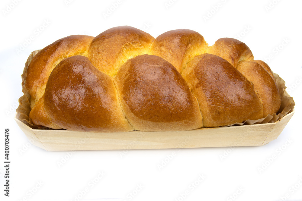 brioche entière au beurre isolé sur un fond blanc brioche entière au beurre isolé sur un fond blanc