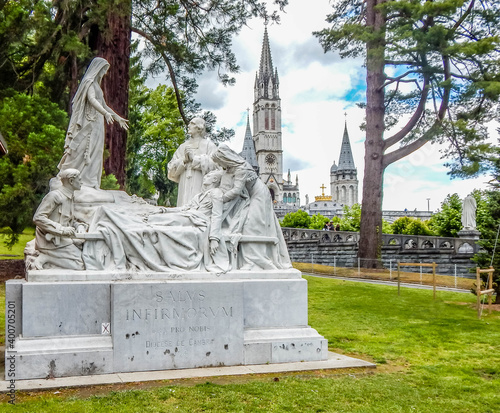Escultura y arquitectura de fondo en el Santuario de Lourdes, Francia