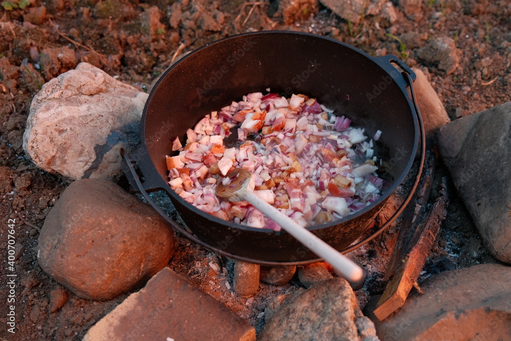 Camping kochen draußen am Lagerfeuer Camping kochen draußen am Lagerfeuer