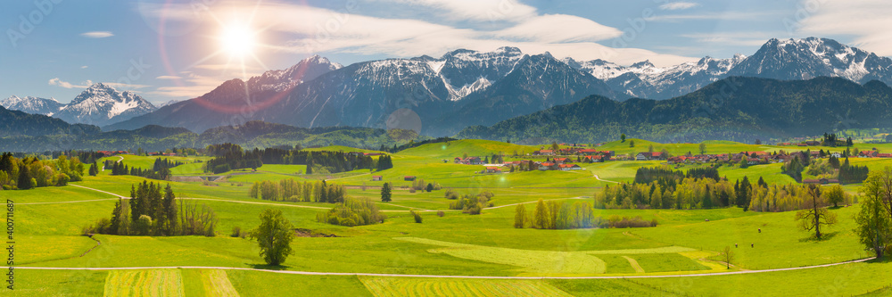 Panorama Landschaft in Bayern im Allgäu mit Berge im Frühling