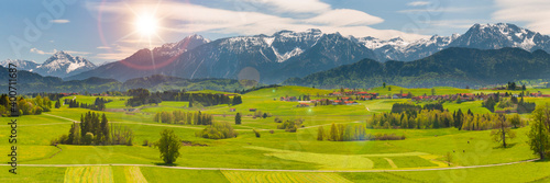 Panorama Landschaft in Bayern im Allgäu mit Berge im Frühling