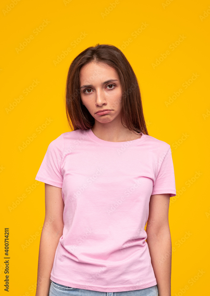 Obraz premium Upset young woman frowning at camera