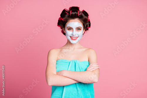 Portrait of attractive cheerful naked housewife wearing cleansing mask folded arms isolated on pink pastel color background