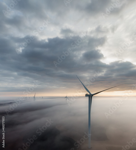 parque de molinos de viento eólicos con mar de nubes en el amanecer