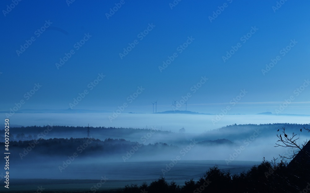 Der Nebel zieht durch das Tal