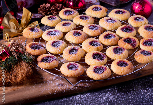 deutsche Weihnachtsplätzchen mit Konfitüre. Engelsaugen frish gebaken photo