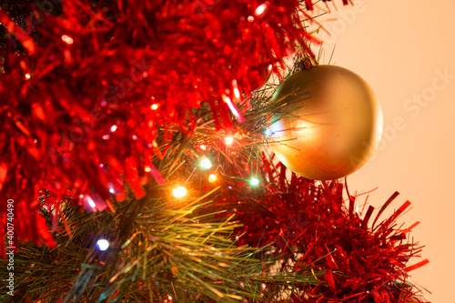 detalles de árbol de navidad en tonos rojos y oro  photo