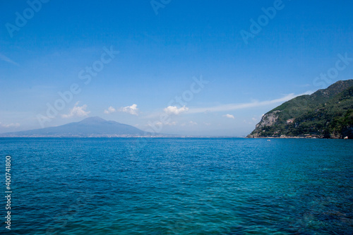 Panorama del golfo di Napoli visto da Vico Equense con mare azzurro